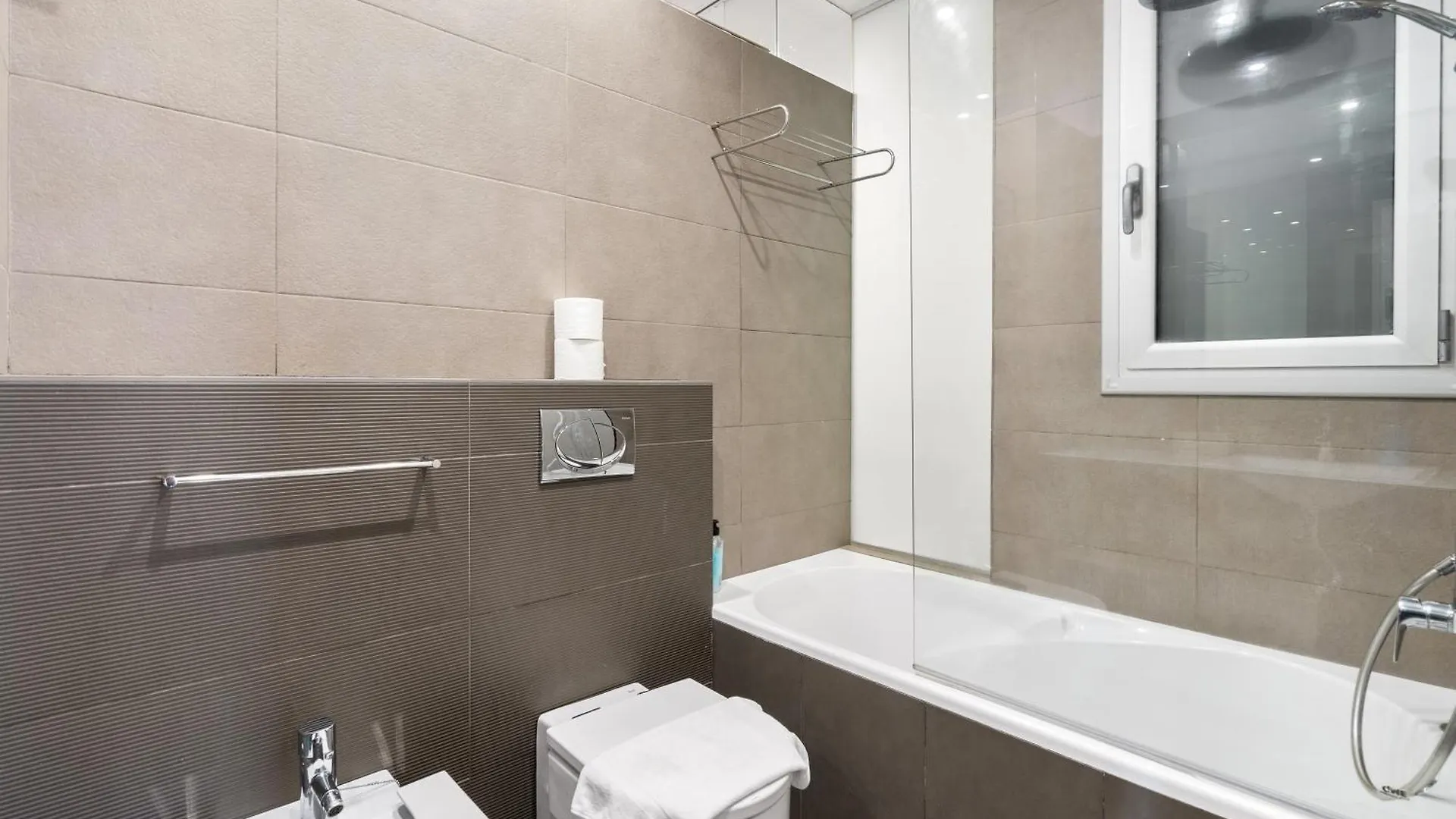 For Couples, Families And Groups, Barcelona Center Apartment Spain